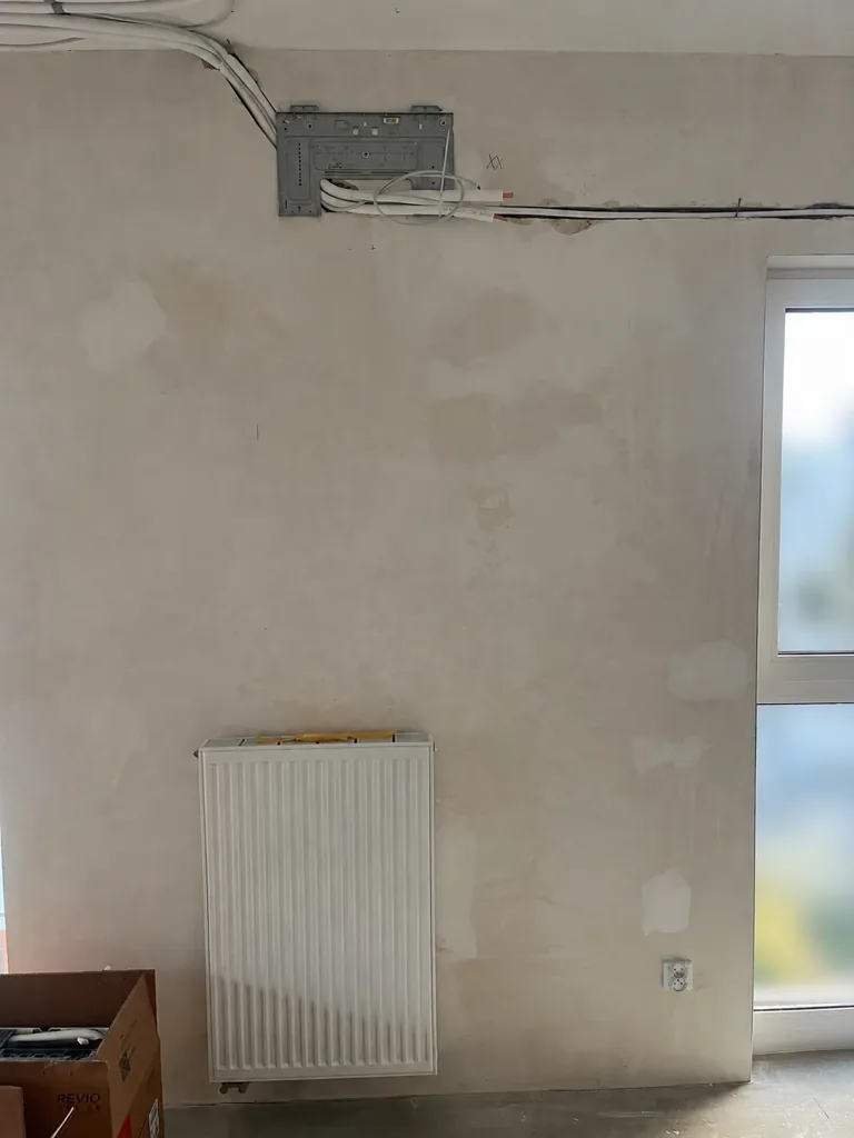 Przygotowane miejsce montażu i przebieg instalacji nad grzejnikiem.