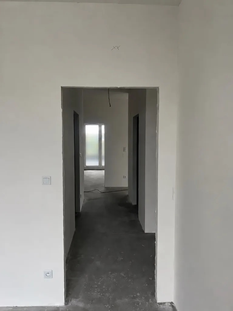 Ściana nad otworem drzwiowym przed wykonaniem instalacji.