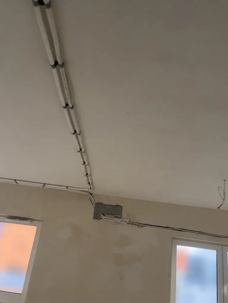 Przewody poprowadziliśmy przy suficie z uwagi na planowany sufit podwieszany, który ukryje tę część instalacji.